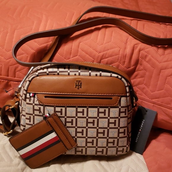 Tommy Hilfiger Handbags - 🆕Tommy Hilfiger Crossbody